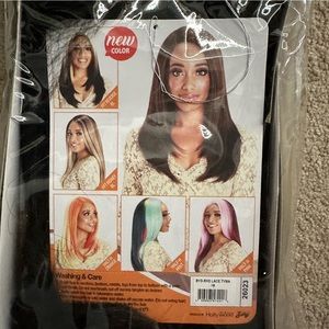 Lace Front Wig
• NEVER WORN •